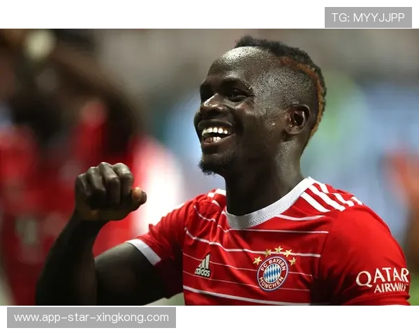 莱万转身一拍即合，拜仁中路空档被成功利用